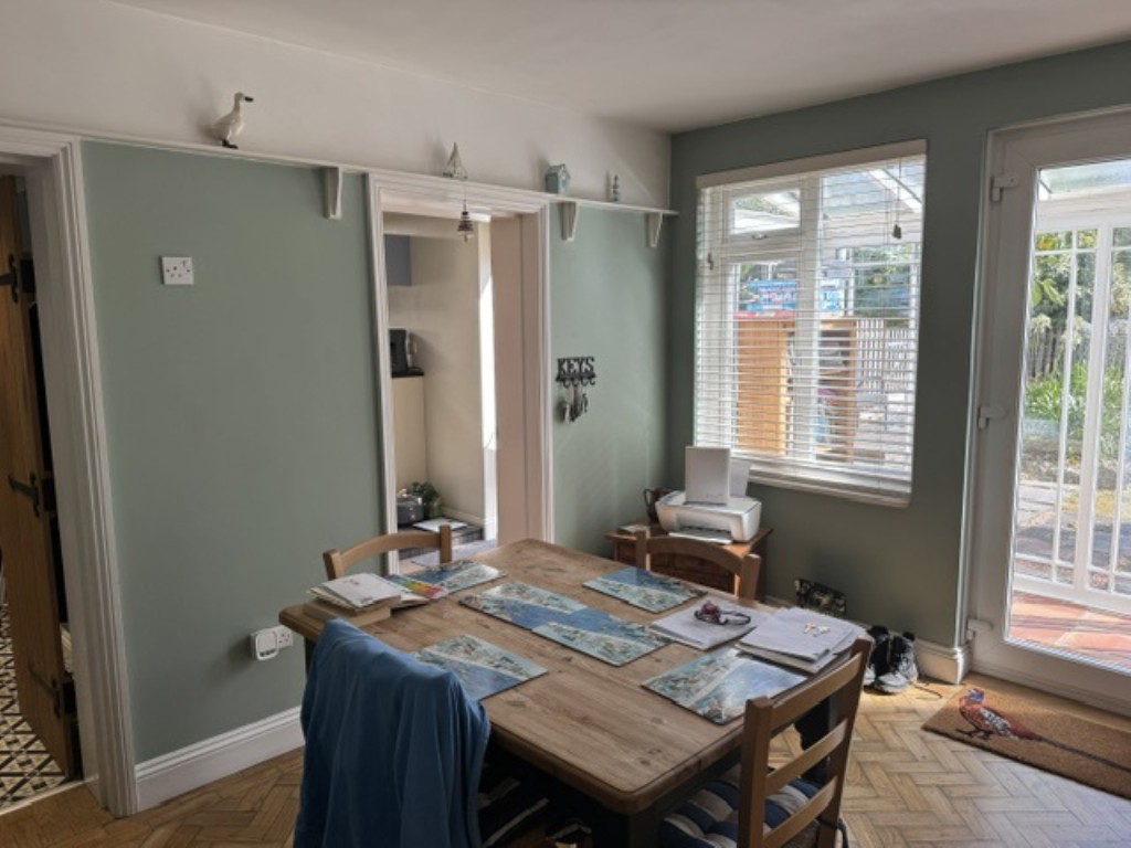 Lot: 77 - FORMER STABLE BLOCK ARRANGED AS A CHARMING COTTAGE WITH GARAGE AND GARDENS - Dining Room